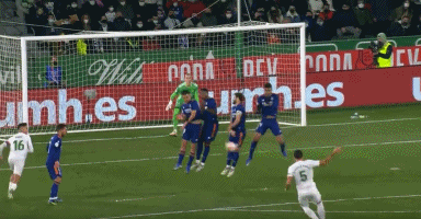 泰伦·卢：赛中我不知道哈登得了多少分，他在进攻端扛着我们